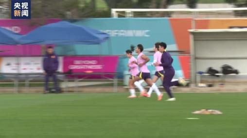 脱岳裙子从后面挺进去小说
